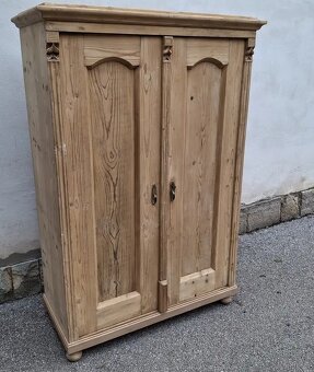 STAROŽITNÁ ŠATNÍ OZDOBNÁ ŠATNÍ SKŘÍN PO RENOVACI - 5