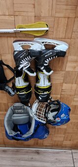 Prodám hokejová vystroj pro začatečnici 6-8 let. - 5