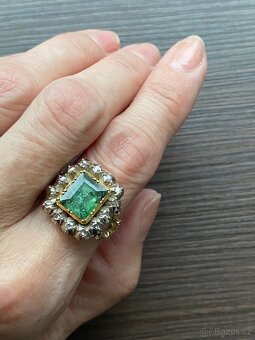 Zlatý prsten se smaragdem a diamantovými routy - 5