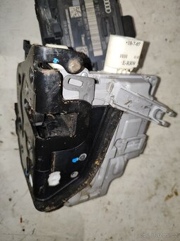 Zámek spolujezdce 8J1837016A a jednotka dveří 8K0959792C - 5