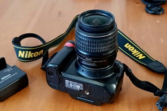 NIKON D5000 - baterie, nabíječka, popruh a objektiv - 5