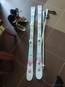 Sjezdové lyže Volki 150 cm, přeskáče Rossignol + hůlky - 5