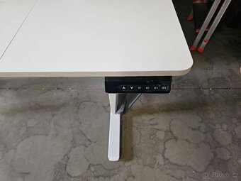 NOVÝ ELEKTRICKÝ VÝŠKOVĚ NASTAVITELNÝ PC STŮL - 4x paměť výšk - 5