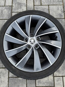 Originál ALU Škoda pegasus R18 + letní gumy - 5