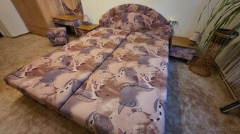 Dvoulůžková postel, noční stolky, toaletní stolek, taburet - 5