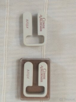 POMŮCKY  PRO  MILOVNÍKY  DOUTNÍKŮ  A  VÍNA - 5