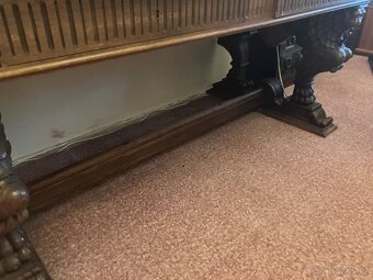 Starozitny psací stůl s zidli. - 5