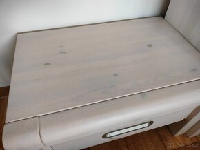 Masivní komoda a 2 noční stolky - 5