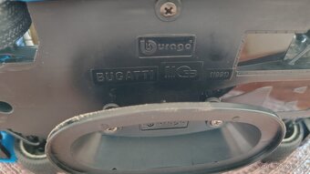 Auto Bugatti na stojanu - 5