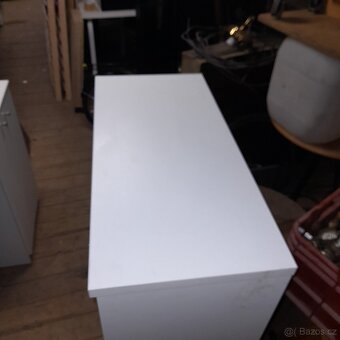 Skříňka bílá, v-116 cm , š-72,5 cm , h-33,5 cm - 5