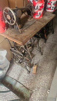 Starý šicí stroj na litinových nohách - 5