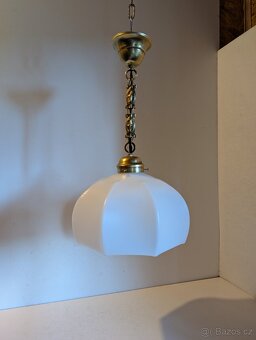 pěkný mosazný starý lustr, dobové bílé stínidlo - 5