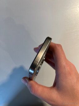 iPhone 15 Pro, baterie 100% - 5