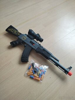 Prodám dětský samopal AKM, zlatý, černý - 5