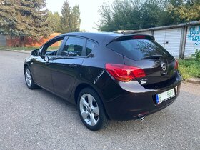 Opel Astra J 1,4 TURBO, integrovaný nosič kol - 5