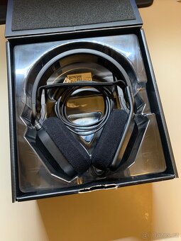 Corsair HS80 RGB USB černá - 5