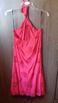 Prodám levně 2 pěkné téměř nové šaty, 1x nošené - 5