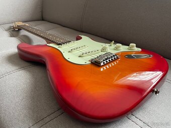 Squier Stratocaster Standard Series + Fender Mustang V2 110W - 5