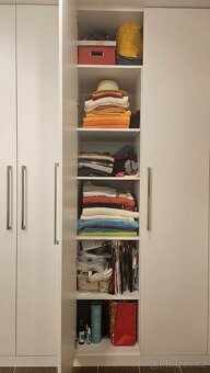 Bílá šatní a úložná skříň - 5