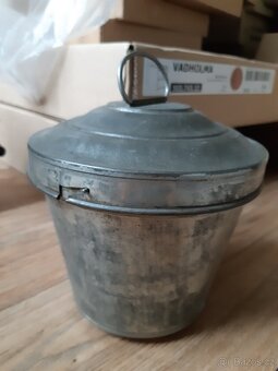 staré konve, bandasky a formu na puding - 5
