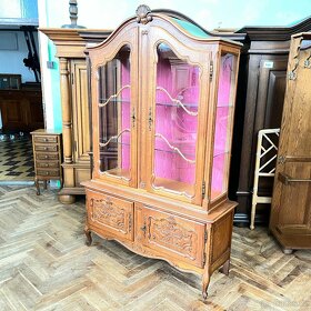 Vitrína zámecká chippendale dubová, 4 dv. , látka - 5