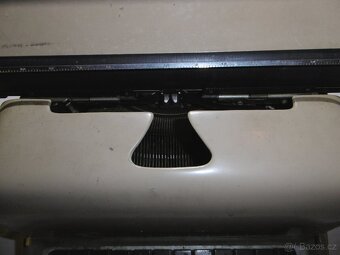 psací stroj starý retro - 5