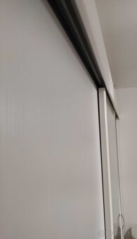 Prodám bílou třídveřovou skříň s posuvnými dveřmi a zrcadlem - 5