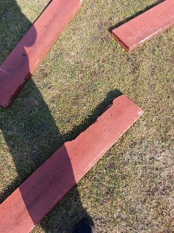 Červené obrubniky - 5