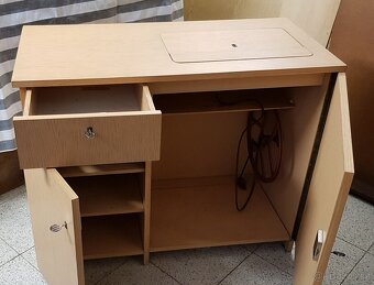 Starožitný šicí stroj SINGER + skříňka - 5