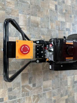 Motorový štěpkovač a drtič větví ATHOS 1005 - 5