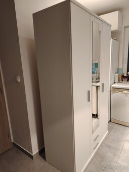 Nová šatní skříň se zrcadlem - 5