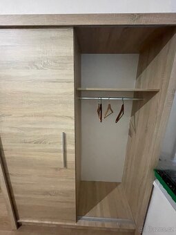 Robustní šatní skříň - 5