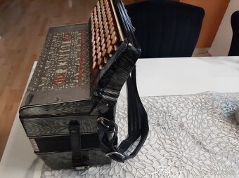 Prodám knoflíkovou harmoniku - Hohner -36 x36x 19 cm - 5