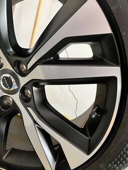 nová kompletní sada kol Volvo 18" zimní pneu 235/45 R18 V X - 5