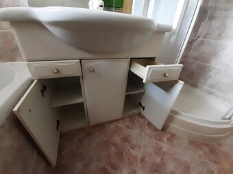 Koupelnová zrcadlová stěna se skříňkami a umyvadlem - 5