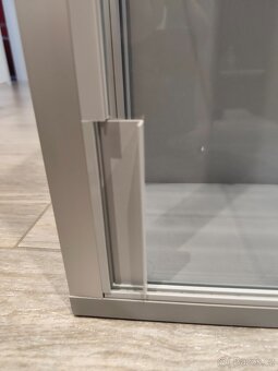 Skleněná vitrína – zamykací - 5