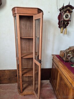 Koloniální starožitná prosklená vitrína z masivního dřeva - 5