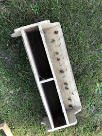 Polička, dřevěný svícen, košíky - 5