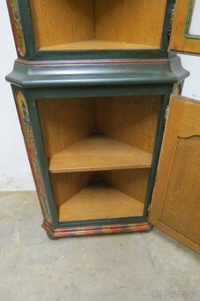 Malovaná rohová vitrínka replika - 5