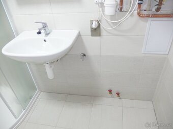 Pronájem bytu 1+kk s možností parkování a vl. vytápěním. - 5