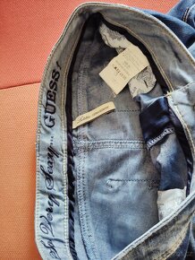 Bokové džíny značky GUESS - 5