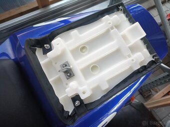 Prodám zadni sedlo na moto yamaha YZF R1 98, 99 RN01 - 5