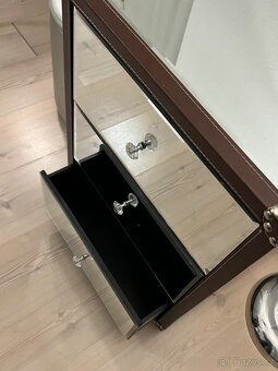 Zrcadlová komoda – 3 zásuvky, kožené detaily, krásný stav - 5