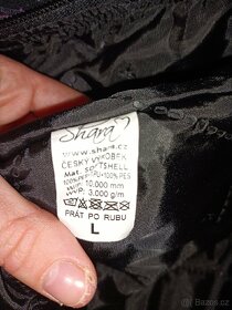 Zimní černý softshell kabát Shara L nosící - 5