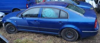 Škoda Superb veškeré díly z vozu modrý černý - 5