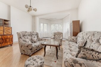 Vilka s arkýřem v České u Brna na parcele 465m2, vjezd, park - 5