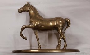 Kůň kovová socha materiál mosaz,výška 22cm,délka 26cm - 5