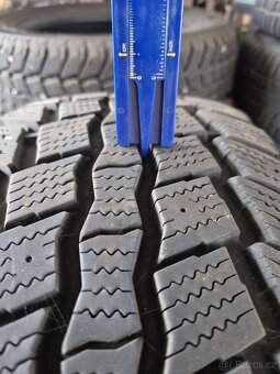 Zimní pneu 245 60 18 téměř nové 9 mm - 5