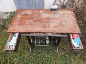 Historický šicí stroj zn. Lada - 5