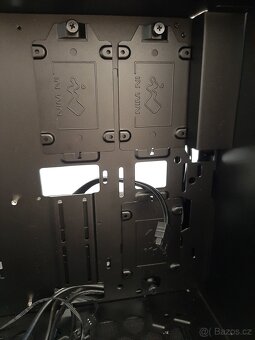In-Win 303 Black Speciál Edice, 2x Držák Grafické karty - 5